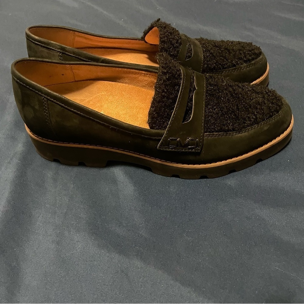 Vionic Cheryl faux fur loafers in black size 7